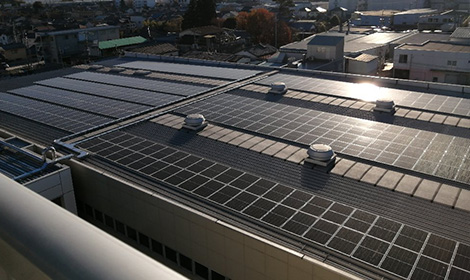 伊奈テクノロジーセンターに設置した太陽光パネル