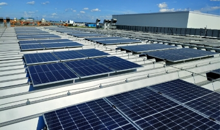 熊谷工場に導入された太陽光パネル